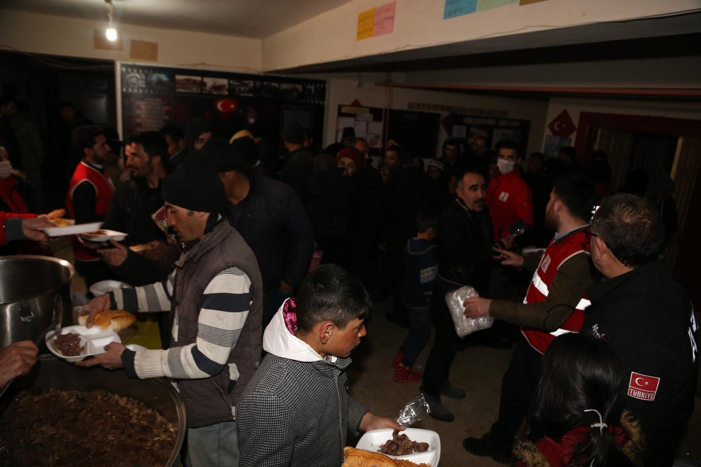 Kızılay tarafından depremzedelere sıcak yemek ikramı 